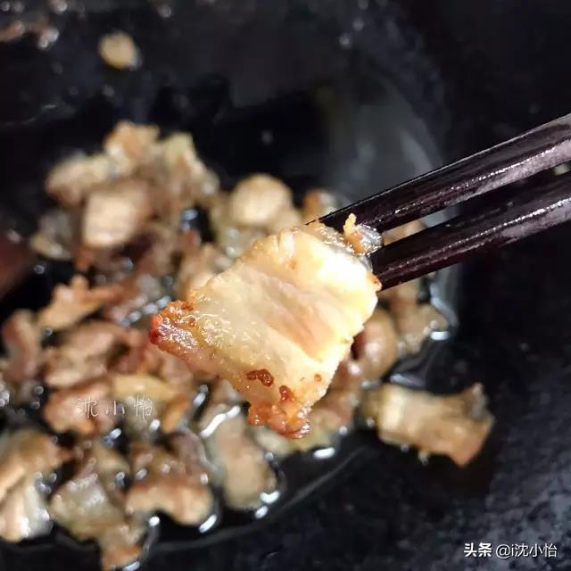 青椒丝炒肉丁，青椒炒肉丝的家常做法