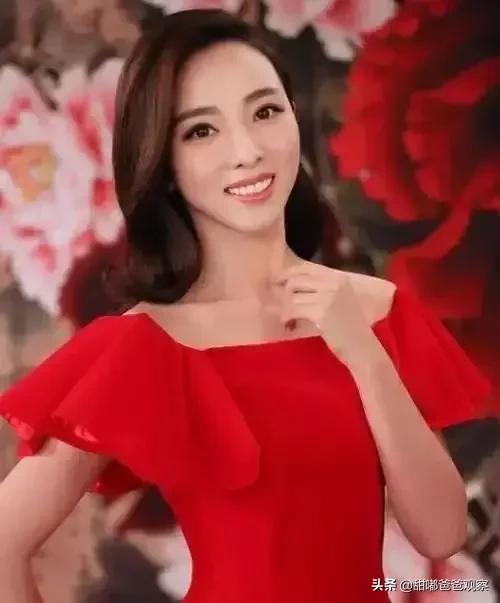 央视主持张蕾:央视春晚主持人都是谁？新主持太年轻了，为什么杨帆和张蕾不行？