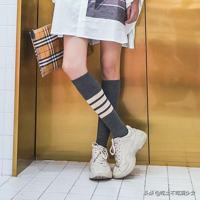 黑色中筒袜穿什么鞋比较好看？插图20