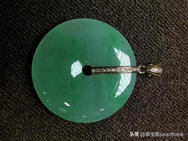 保平安的玉吊坠有哪些,翡翠饰品中，最常见的吉样图案有哪些？