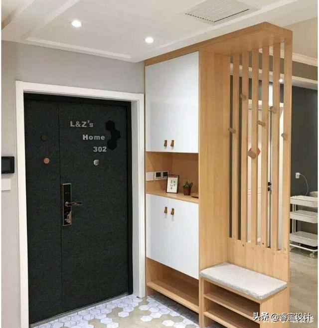 鞋柜放在入户门哪侧好,入户门左右没有墙怎么做鞋柜？