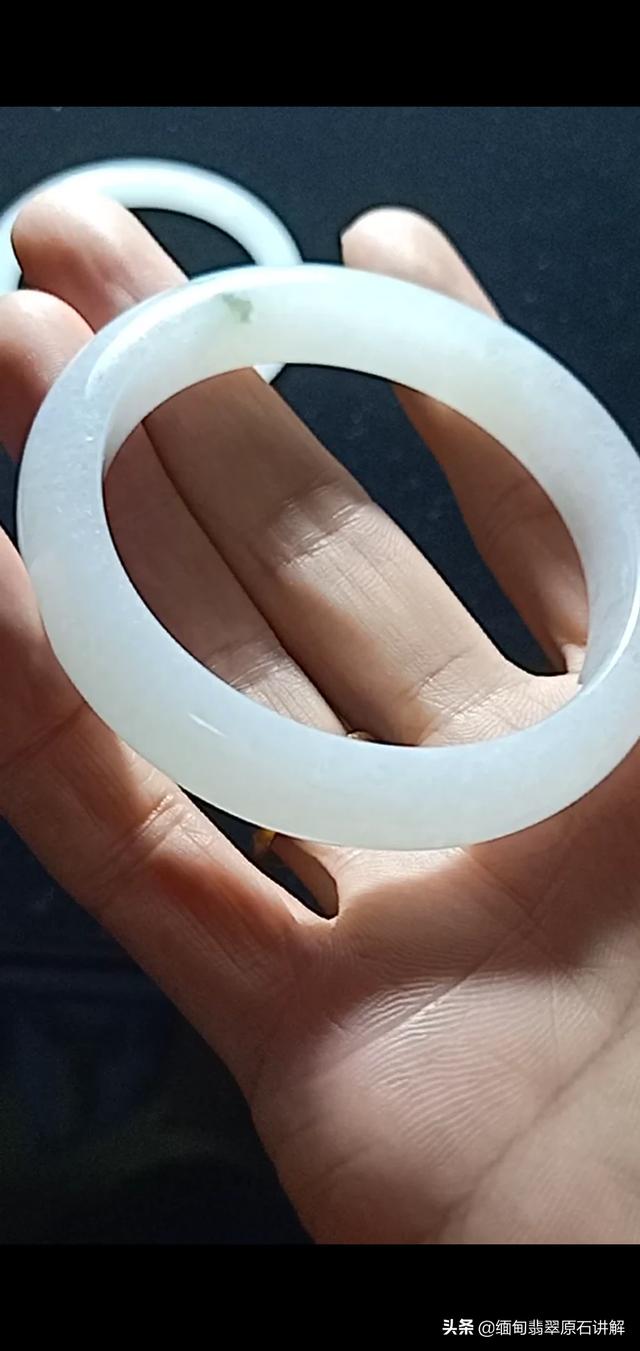 玉手镯哪里可以买到真的,在哪里可以买到真正的翡翠手镯啊？