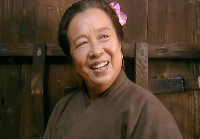 水浒传中王婆说嫂叔不通问初嫁从亲再嫁由身这句话是什么意思怎么理解