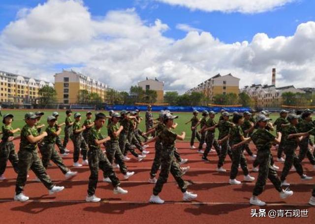 中国临澧:临澧高一男生军训因中暑离开人世，如何看此事？