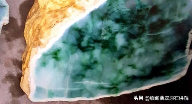 玻璃种翡翠原石打灯图片,如何利用灯光来判断翡翠原石雾色的深浅？