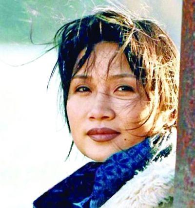 演员李娜:李娜：风靡歌坛十年，从歌坛天后跌落到出家为尼，她到底得罪了谁