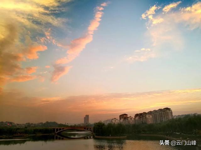 诗情画意的图片:夕阳有诗意，黄昏有美景，炊烟袅袅，如何拍摄眼前风光？