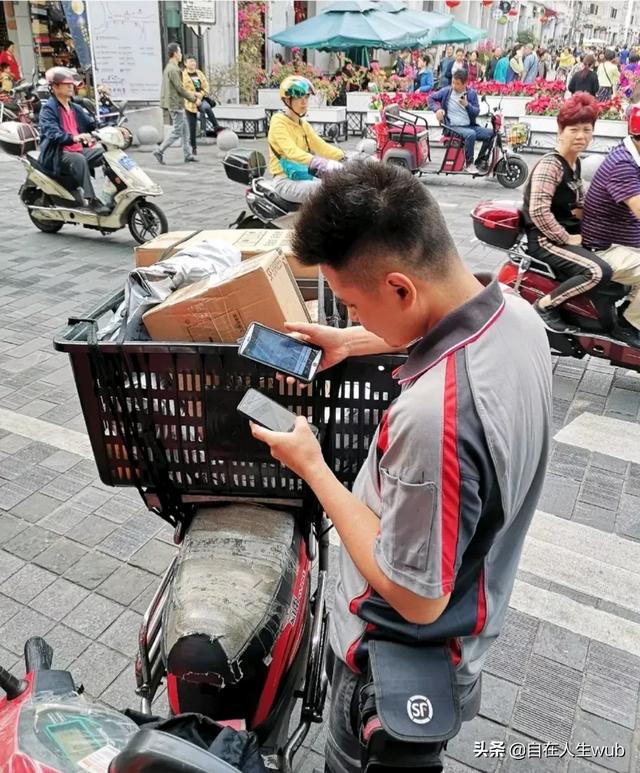 快递小哥的福音来了，快递小哥撞到老人，当场赔1200元，为何家属来找结局反转