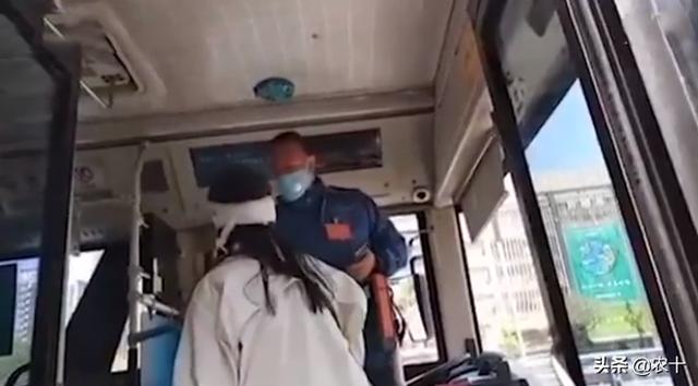 男子带导盲犬乘公交被拒:警察扮盲人带导盲犬体验坐公交，为何会被歧视并赶下车？