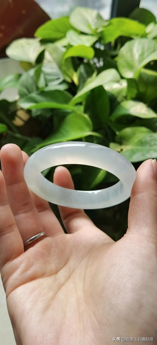 圆条手镯8毫米细吗,看看这条镯子品质怎么样？