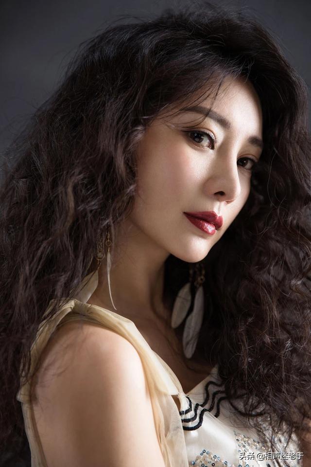 柳岩画壁:曾经霸占各个荧屏的柳岩，为什么这几年曝光率没有了她干啥去了？