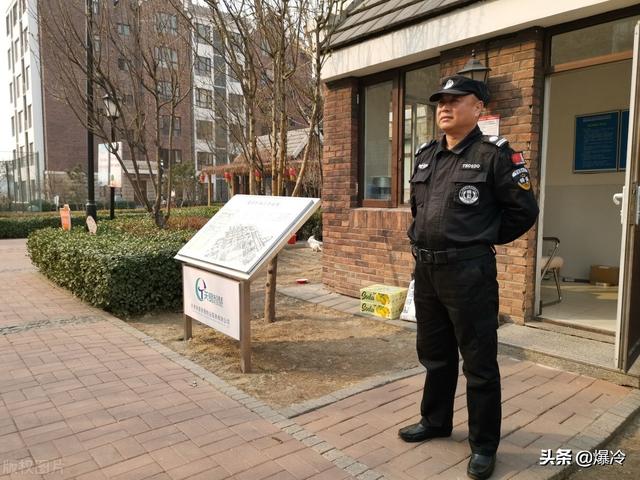 小区保安携哈士奇巡逻:中国各企业事业单位小区都招保安说明了什么？