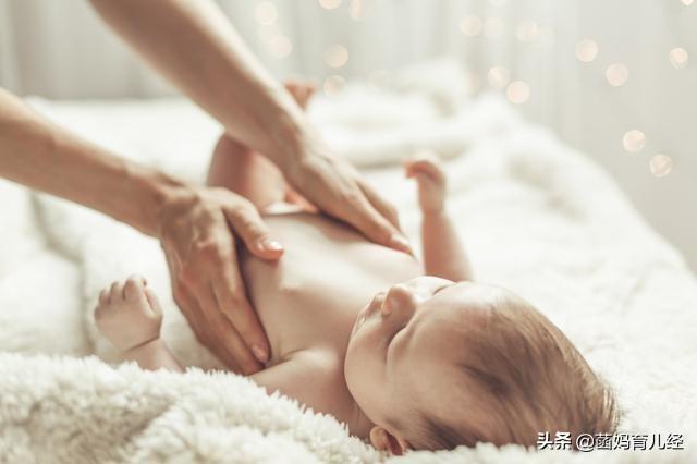 如何给新生儿宝宝做抚触？做的时候有哪些注意事项？