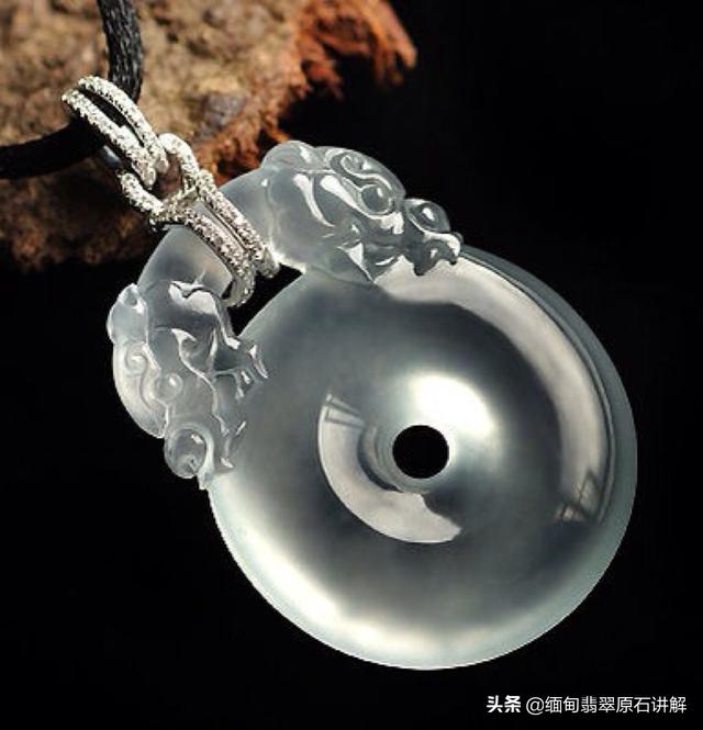 为什么翡翠摸起来有水,翡翠，到底是越透越好，还是越绿越好？