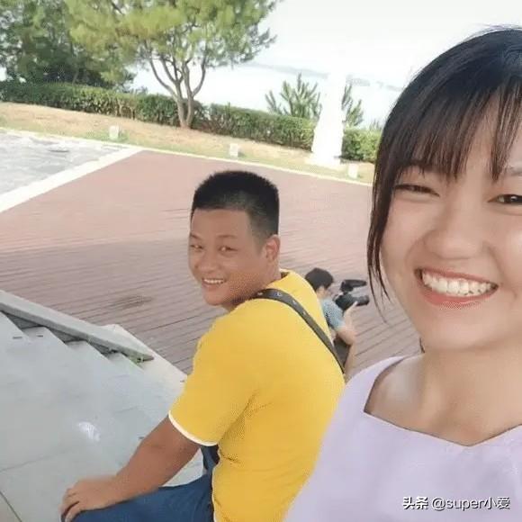 张宝娟:网红张宝军收入惊人，可他和父母为啥直播还穿破棉袄，住破窑洞？