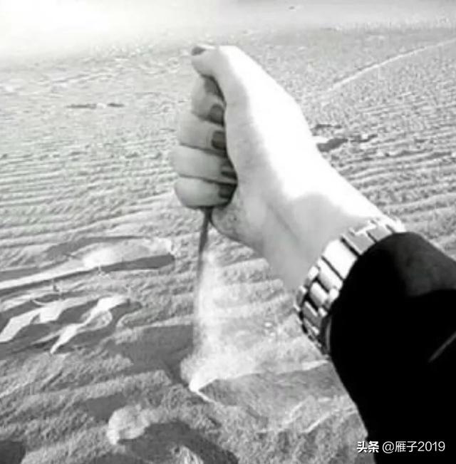 女人梦见成堆的沙子握不住的沙扬了它是对还是错
