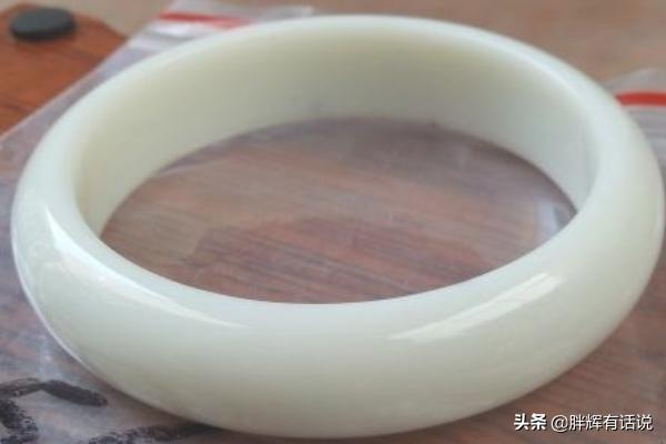 镯子不透明的是真玉镯子吗,教你认识几种假和田玉手镯？