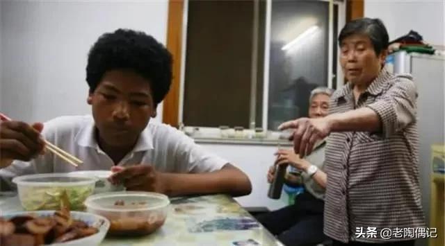 21年前上海阿婆捡到了一个黑人男孩，如今怎样？