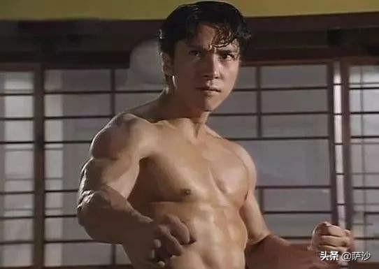 精武门李小龙:李小龙《精武门》中，双手各举一个日本人，没吊威亚，是真的吗？