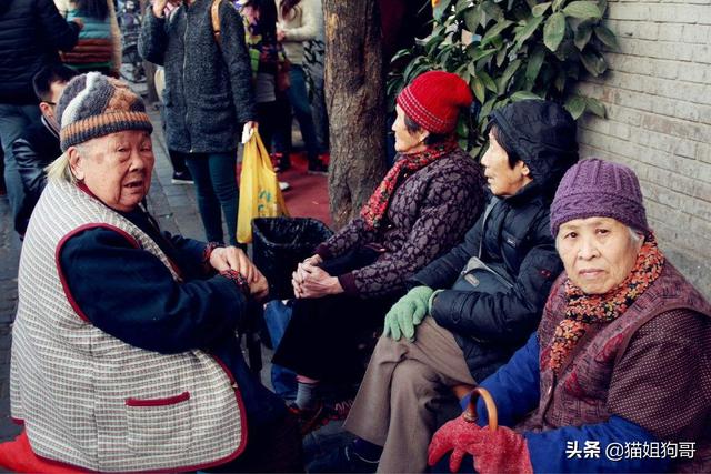 为什么有些小区的老人总喜欢聚集在一起聊天,我家楼底下一堆老人聚集在一起,还会对进楼的人指指点点？