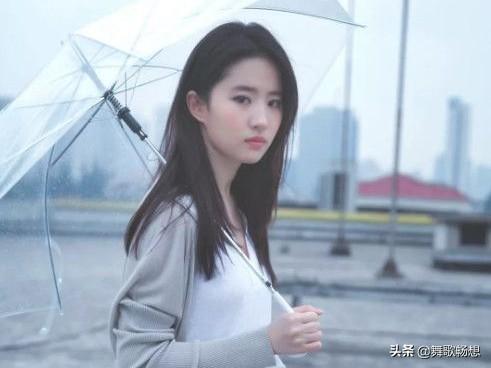 刘亦菲身价:当年易建联花百万元买手镯松刘亦菲追求她，为何却惨遭拒绝呢？