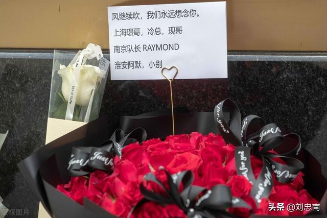 人生路张国荣:有没有人觉得张国荣在唱歌方面名过其实，大家捧得过高了？