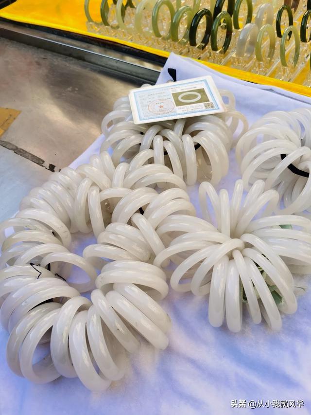 鸡血玉值钱吗,重量86.752的石英岩玉佛值多少钱？