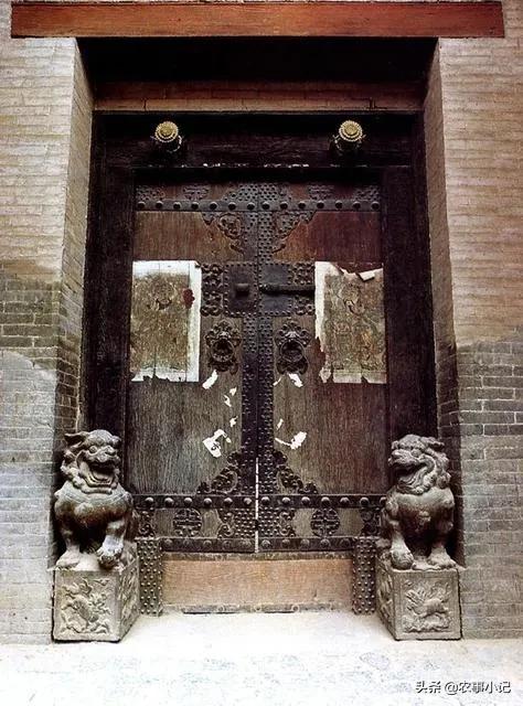 大门两边种什么树最镇宅,农村住户的门口放的一对石狮子有什么好处？