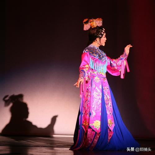 李玉刚是男是女:李玉刚仿女声是天生的还是练成的