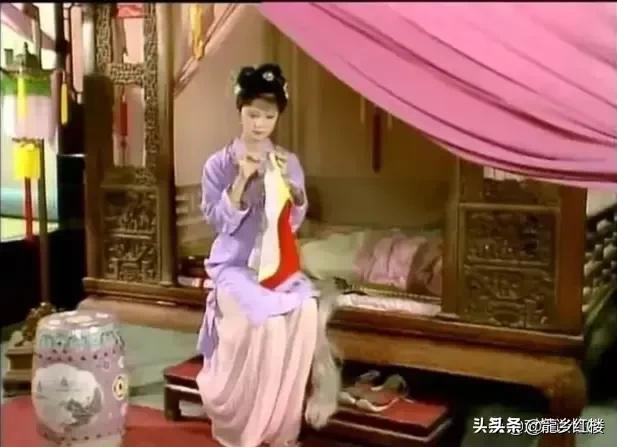 赵本山和章子怡睡照片:假如宝玉不是真睡，他突然起来，把宝钗按倒床上，宝钗会怎样
