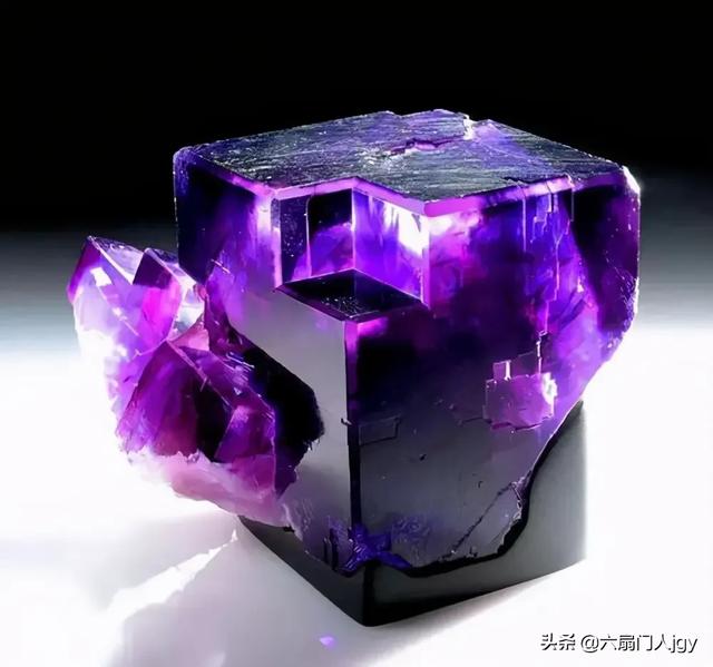 手电筒怎么看玉石,玩玉的喜欢拿手电筒照，他们在看什么？