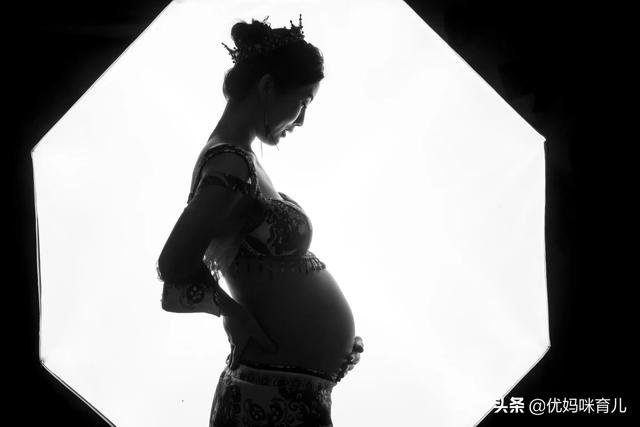 王小玮大肚孕照:等有钱再生孩子好还是趁年轻赶紧生比较好？