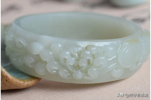 玉石是怎样自然形成的,戈壁滩上的玉石表面的黑皮怎样形成的？