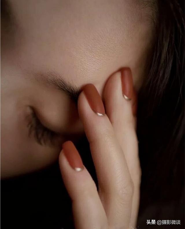 只用手机如何把女生的手势拍摄得很精致?