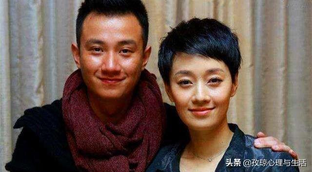 文章马伊琍结婚照:文章离婚后首次换了秃顶造型，马伊琍离婚后疑似恋情曝光是真的吗