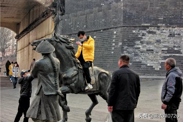 婚纱照拍到周杰伦:摆拍和抓拍哪个更容易出片效果更好