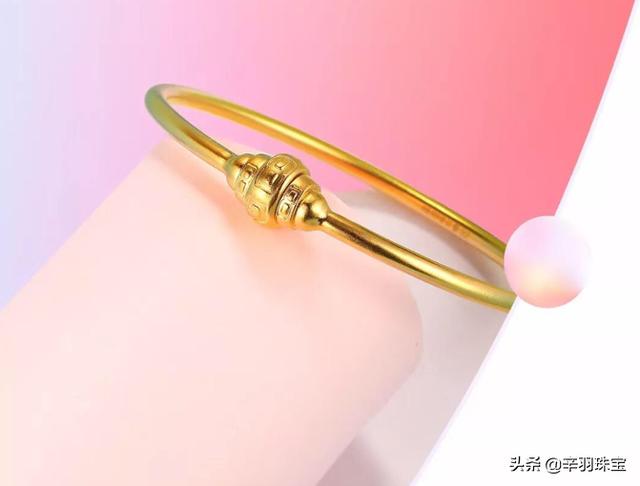 温雅个人资料:25岁小姐姐金手镯戴什么样式最时尚漂亮温雅？
