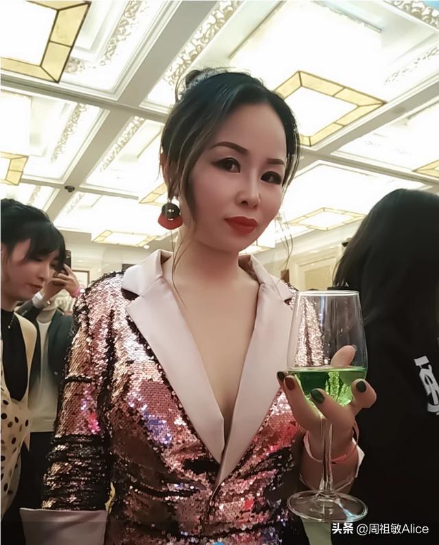 有没有人喜欢红配绿的穿搭？晒晒你们的图？