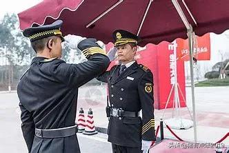 夜间邻居扰民找物业吗:邻居每天深夜扰民，物业起诉、报警、单独找过都没用，该怎么办？