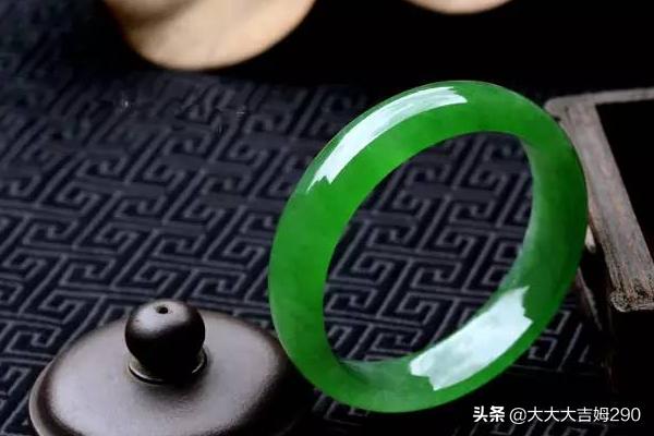 玉手镯图片女款大全,40岁的女人，戴什么颜色的玉镯子好看？