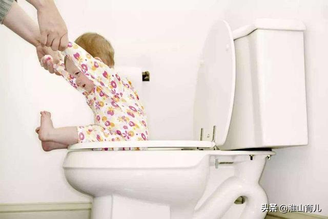宝宝胆道阻塞拉屎图片:新生儿大便中有奶瓣是消化不好吗？应该如何帮宝宝调理身体？