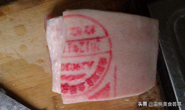 玫瑰扯旗如何区分公母:菜市场买猪肉, “红章”好还是“蓝章”好？