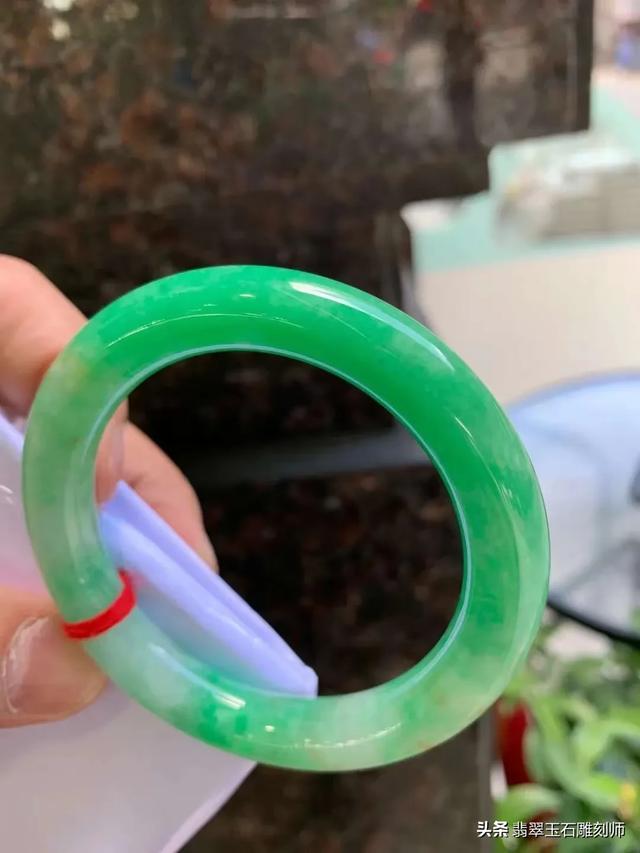 1万左右翡翠手镯图片,一万五预算，能买个什么样的玉镯？