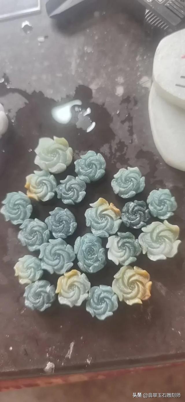 糯冰翡翠玉镯一般价格在,我这赌石开出的糯冰玉佛，能值多少钱？