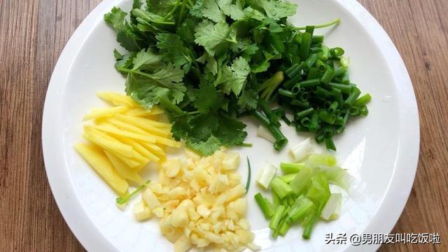 小鱼吃吃吃:水煮鱼怎么做，鱼才不会糊？