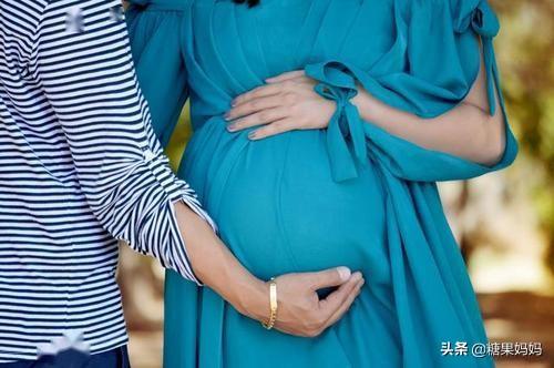 坐月子洗阴阳水的危害，婆婆说月子里洗头会落下月子病，那么夏天坐月子多久洗头合适？