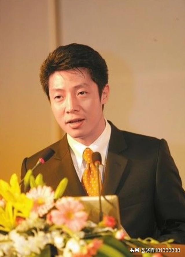 朱军的妻子:朱军在老婆大风中起舞似少女太撩人，朱军赋闲在家老婆不介意吗？