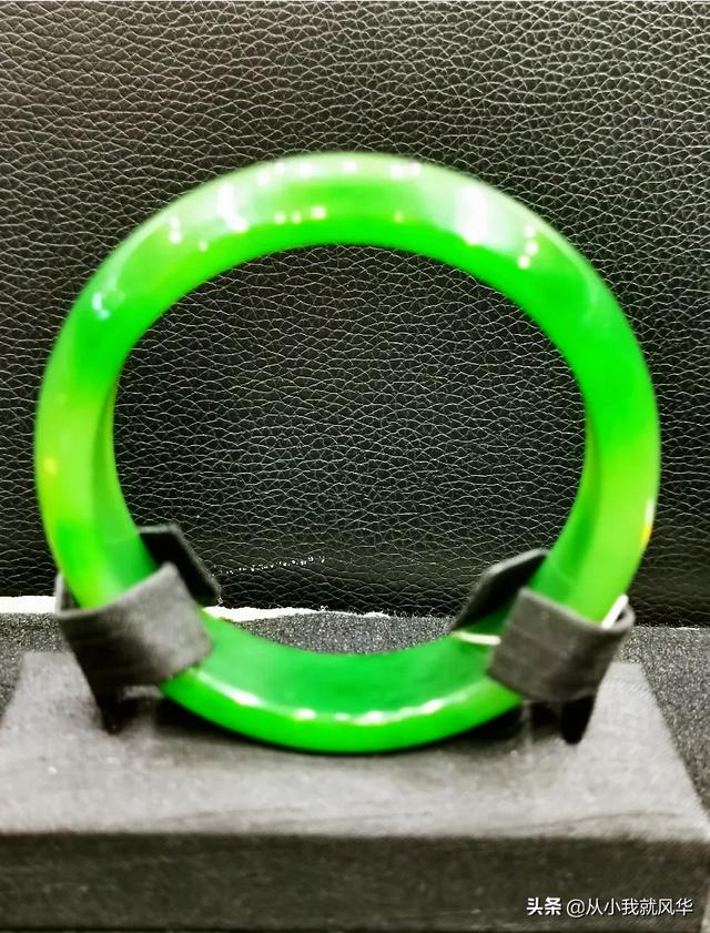 玉镯的价格和图片,为什么有些玉镯才卖一两百元？