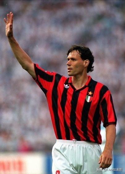 头条问答 - 荷兰三剑客中的范巴斯滕,在足球前锋的历史上,能排到什么