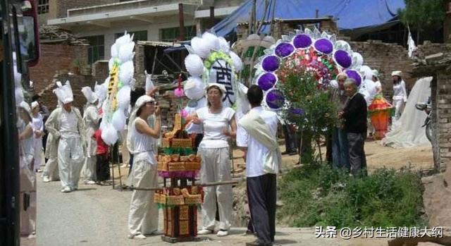 林燕妮遗照曝光:农村经常有来免费为六十岁老人照相的人，他们免费照相能赚到钱吗